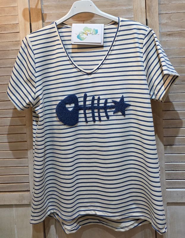 T-shirt à rayures bleues avec son poisson en bouclette