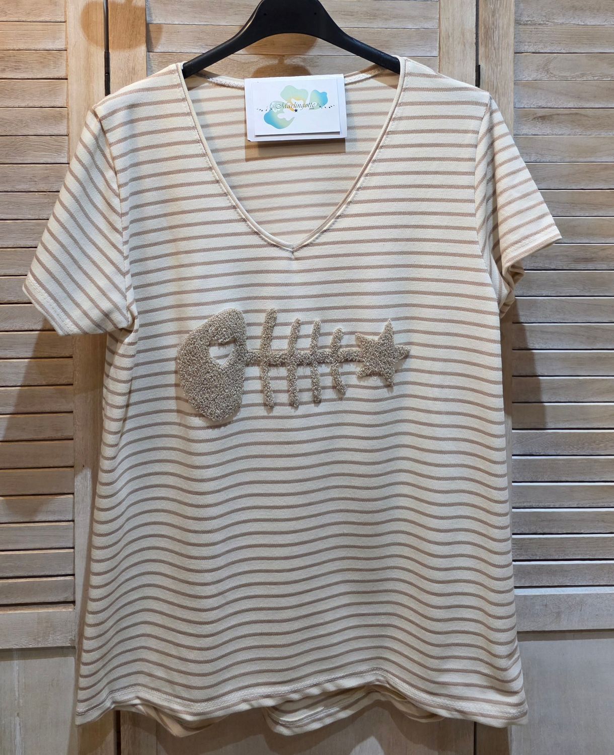 T-shirt à rayures beige avec son poisson en bouclette