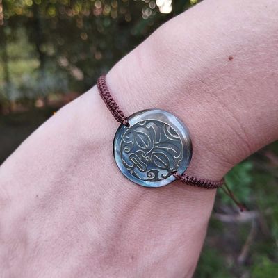 Macramé bracelet with round mother-of-pearl design Macramé bracelet with round mother-of-pearl design
