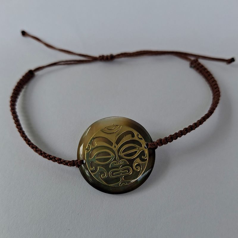 Macramé bracelet with round mother-of-pearl design