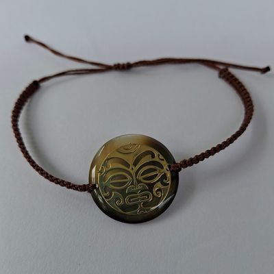 Macramé bracelet with round mother-of-pearl design