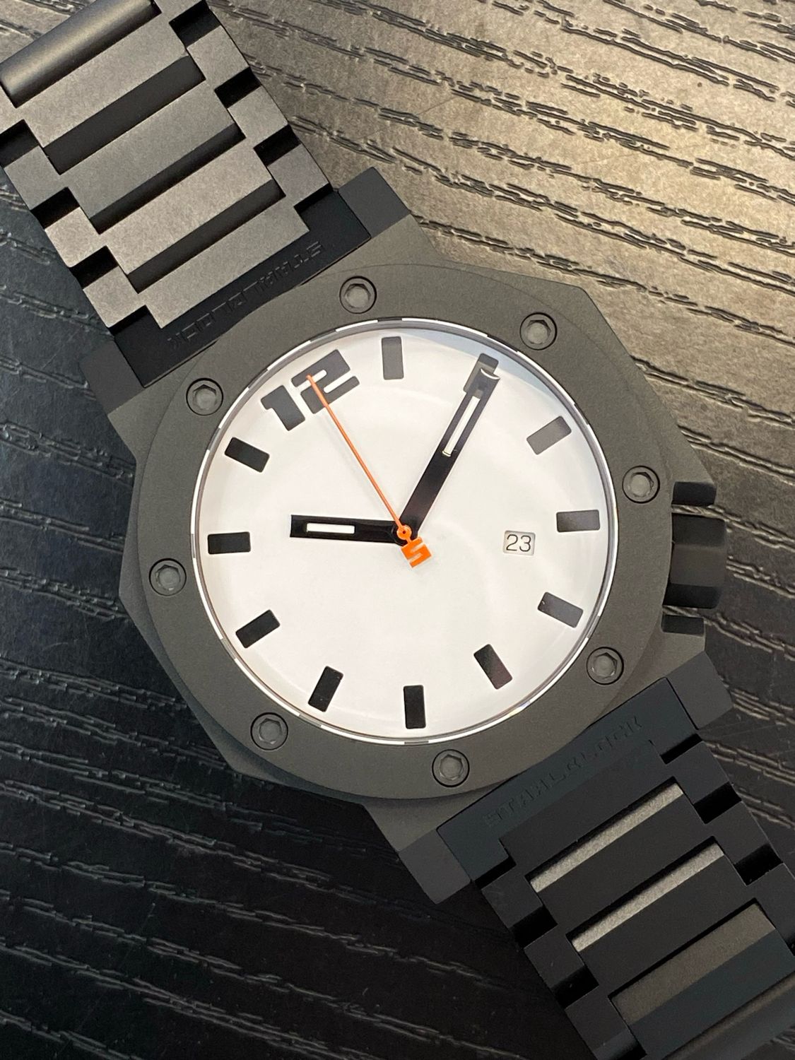 Super Size NG - Black Based - Staalmonster