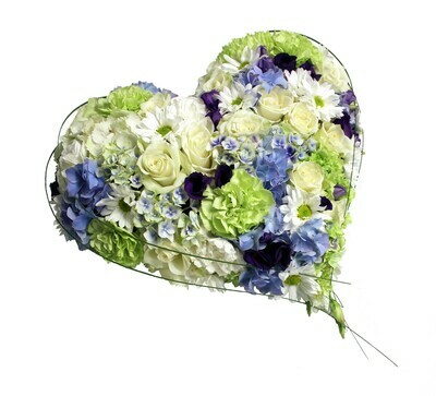 Tett hjerte i dagens blå, hvit og limefargede blomster