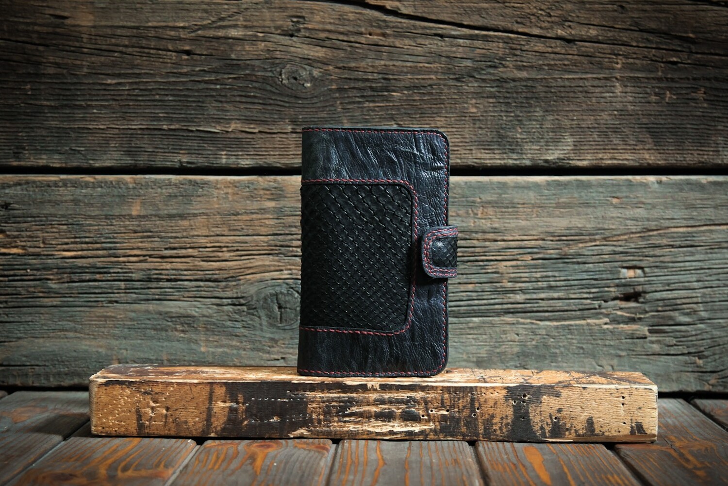 Чёрный кошелёк из состаренной кожи с питоном