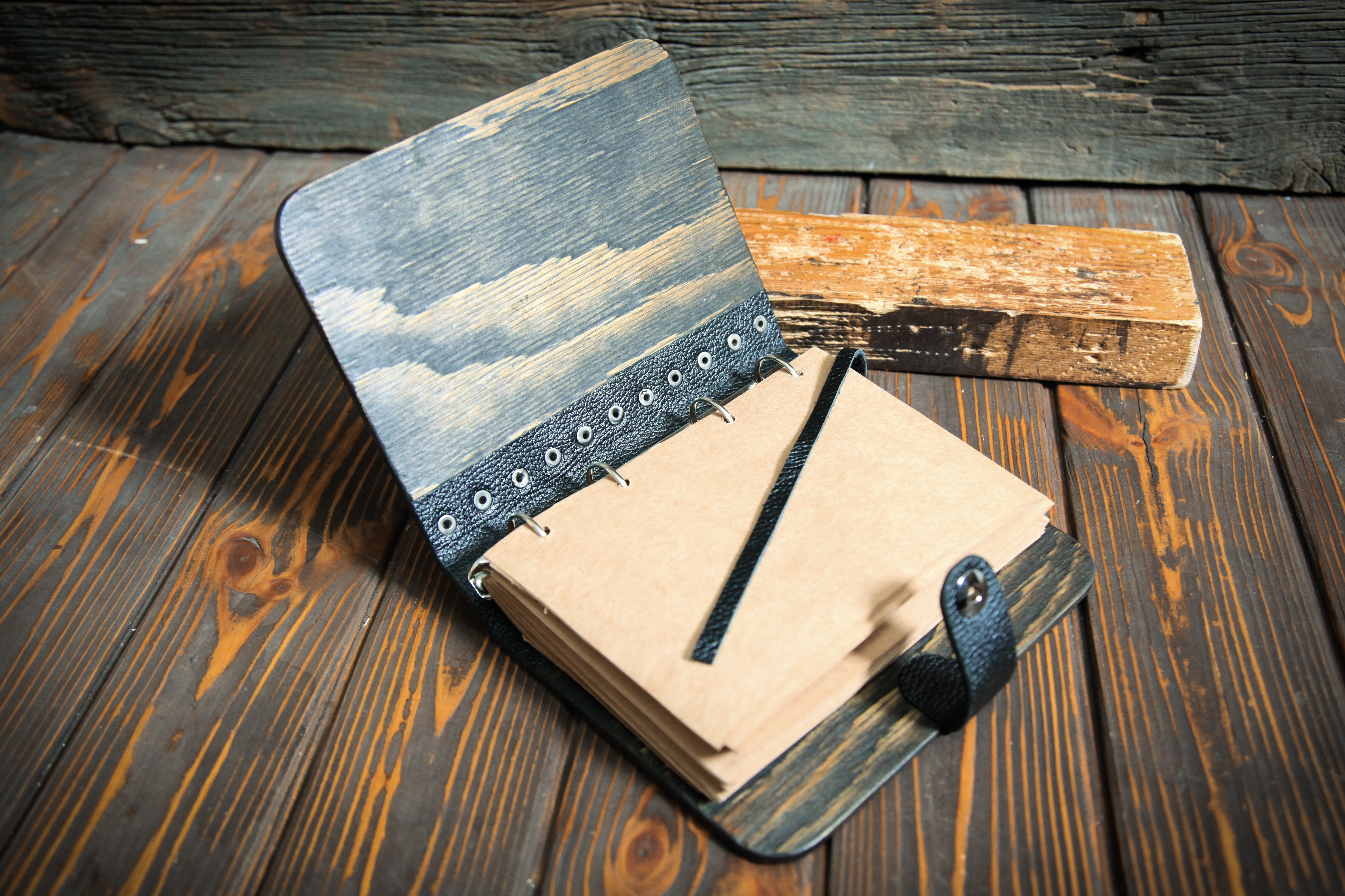 Красивые блокноты. Блокнот своими руками скетчбук. Как сделать блокнот черным. Гримуар ворон. Деревянные блокноты темное дерево.