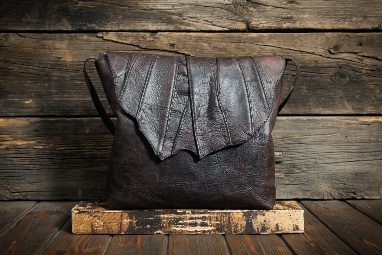 Женская сумочка коричневого цвета из состаренной кожи