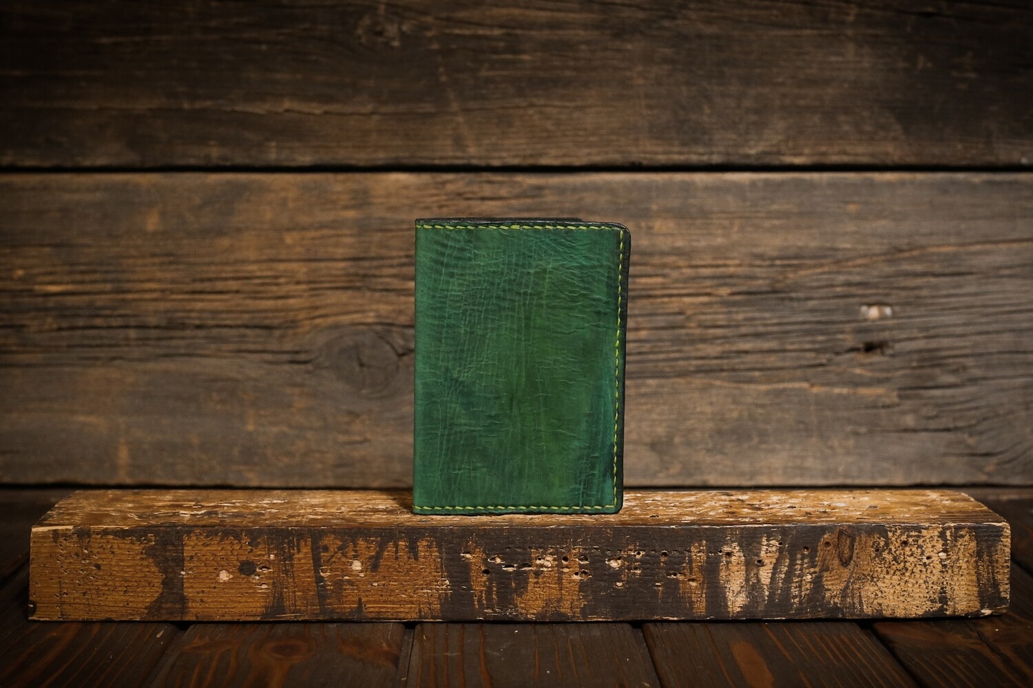 Обложка на паспорт зеленого цвета из состаренной кожи