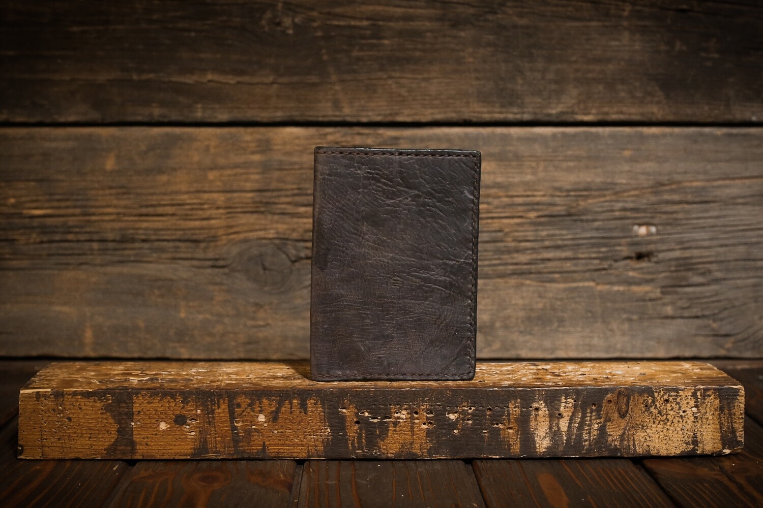 Темно-коричневая обложка на паспорт из состаренной кожи