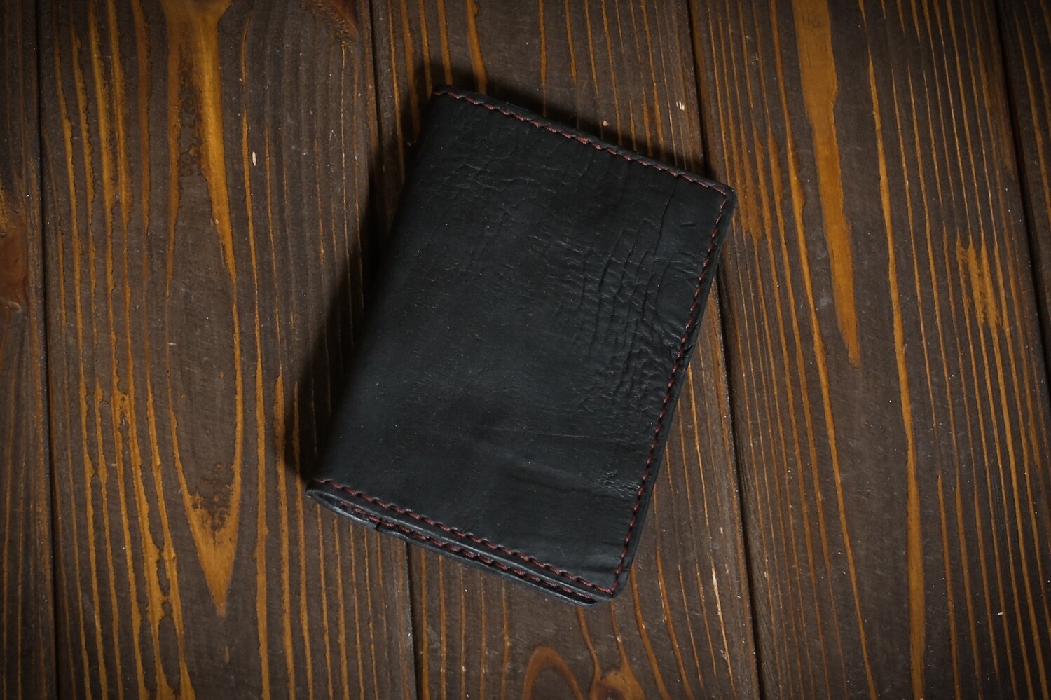 Черная обложка на паспорт из состаренной кожи