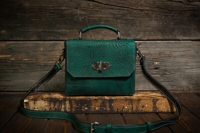 Женская сумочка зеленого цвета на длинном ремешке