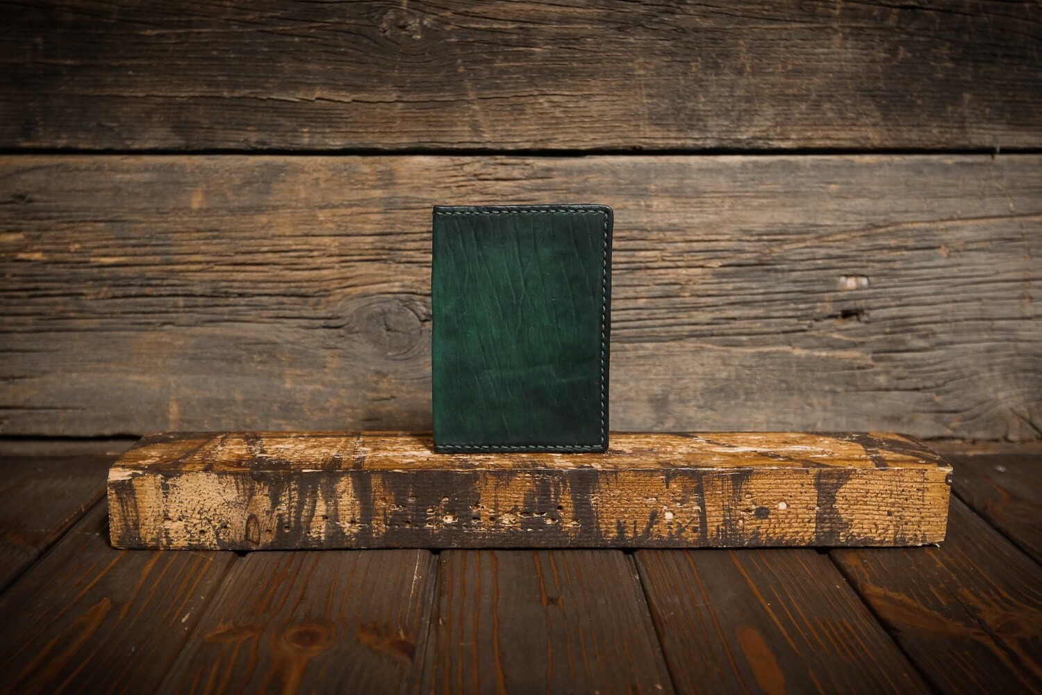 Обложка на паспорт темно-зеленого цвета из состаренной кожи, гравировка