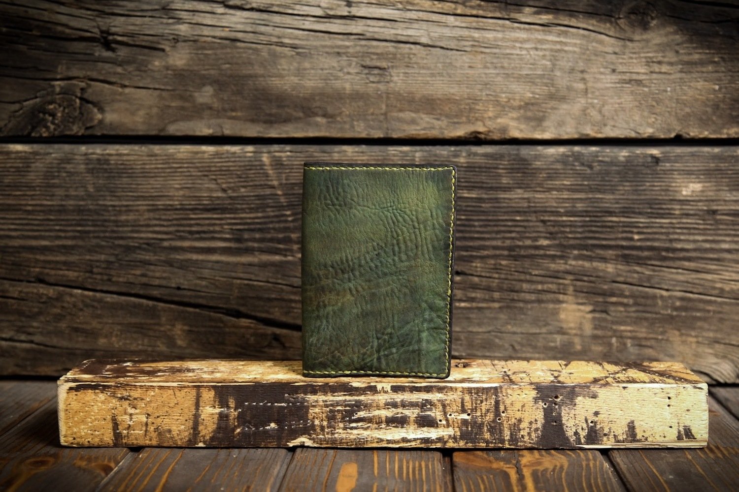 Зеленая обложка на паспорт из состаренной кожи
