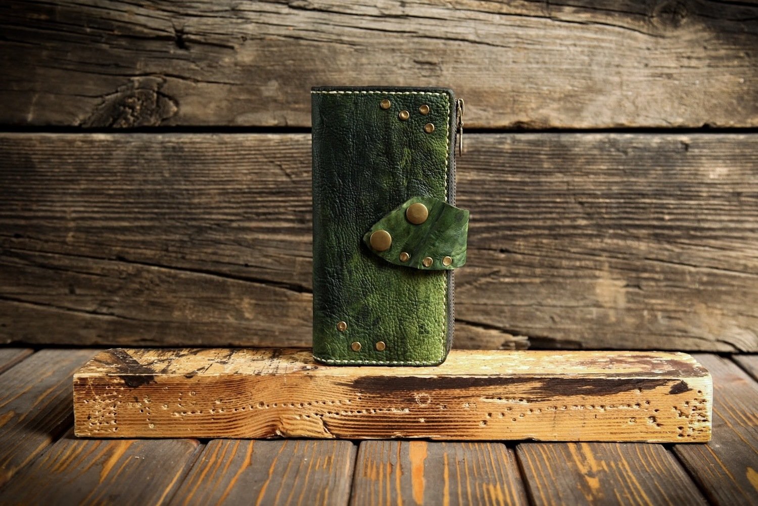 Зеленый кошелёк из сыромятной кожи