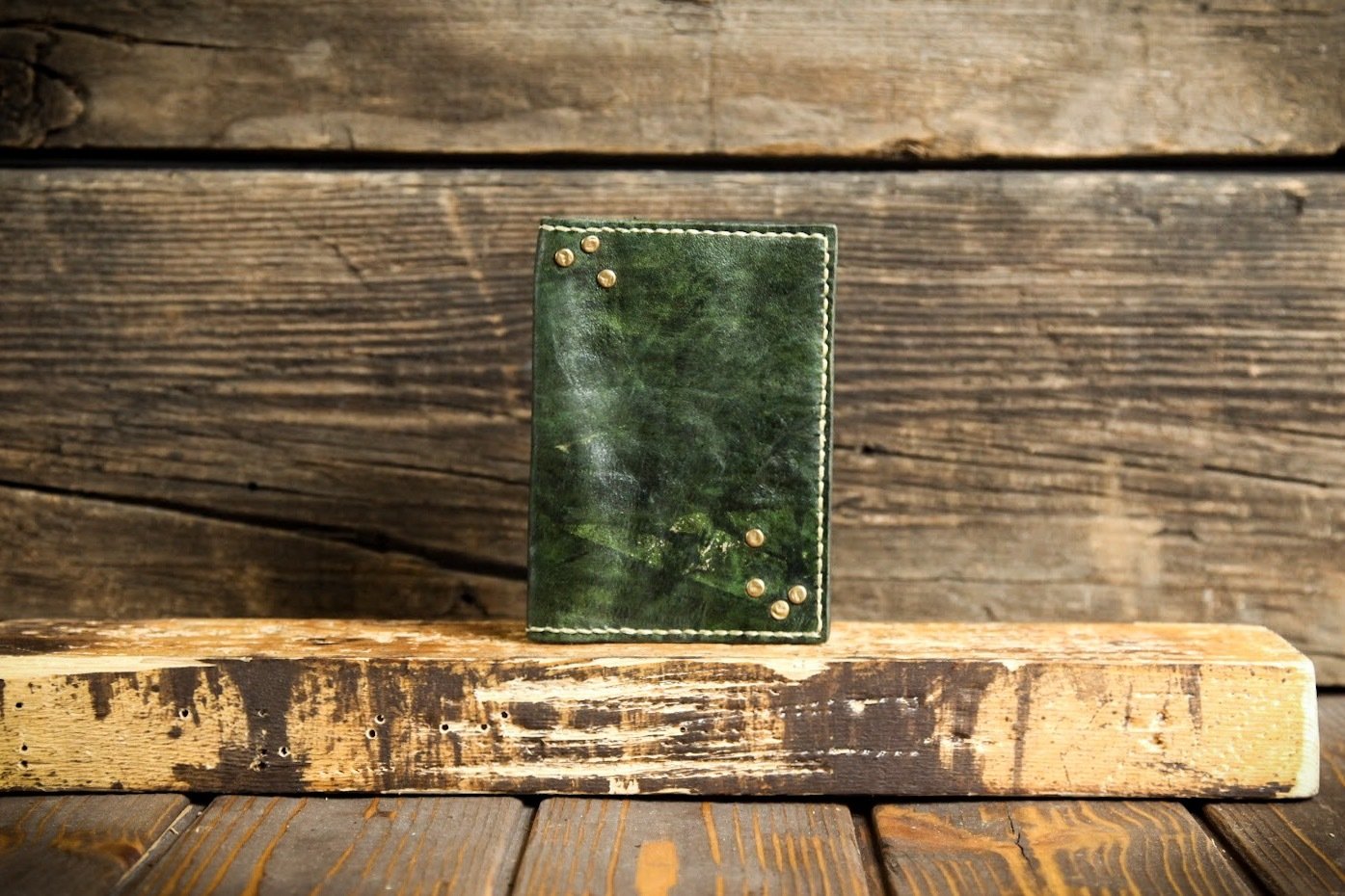Зеленая обложка на паспорт из сыромятной кожи