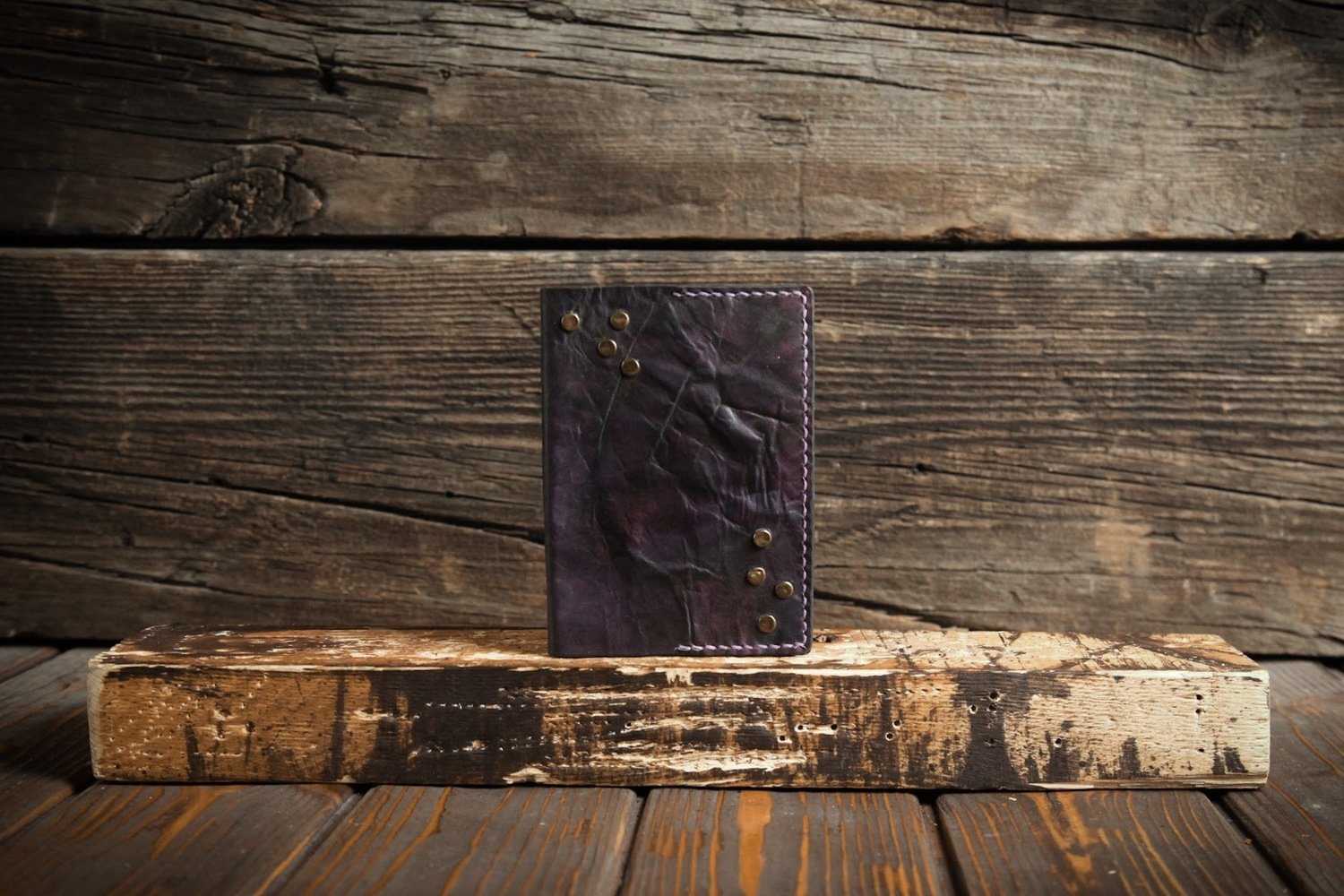 Фиолетовая обложка на паспорт из состаренной кожи