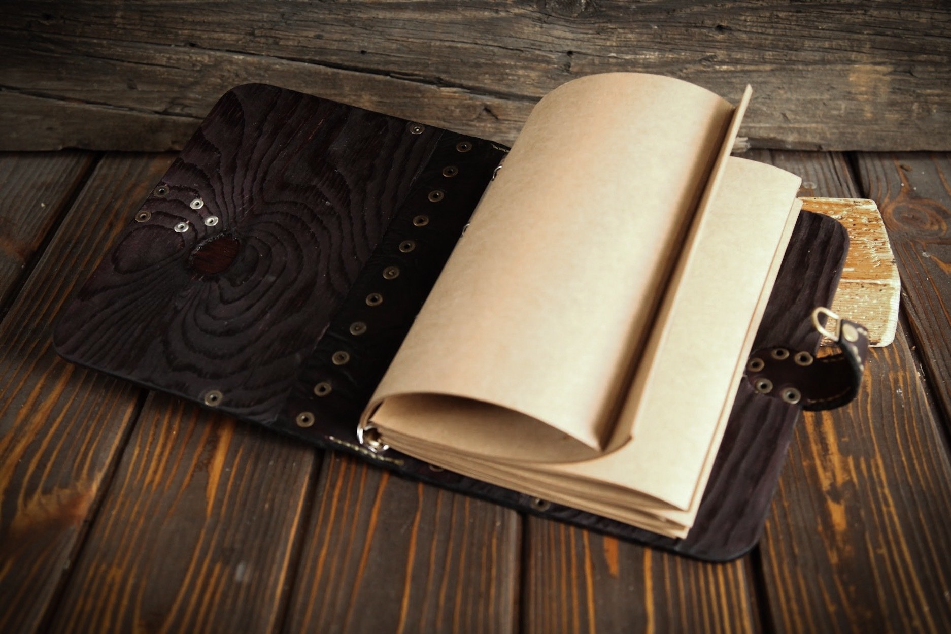 блокнот в кожаной обложке. блокнот своими руками кожа. старинный блокнот из кожи. кожаный блокнот. обложка для ежедневника из кожи.