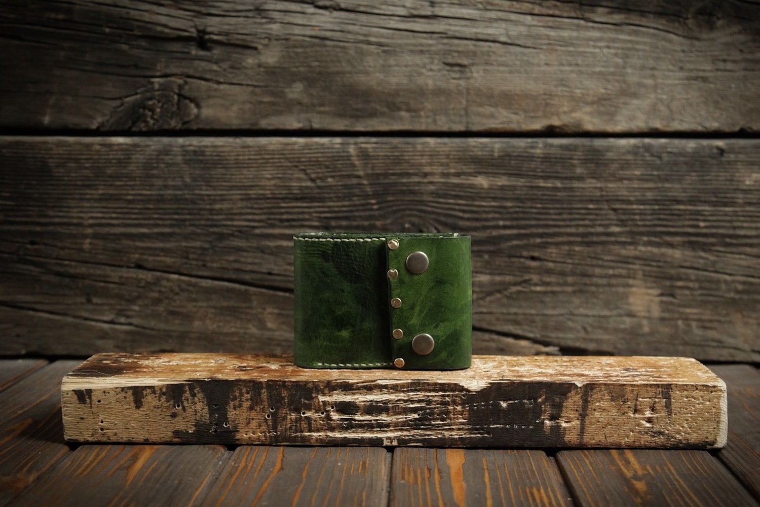 Женский зеленый кошелёк из сыромятной кожи