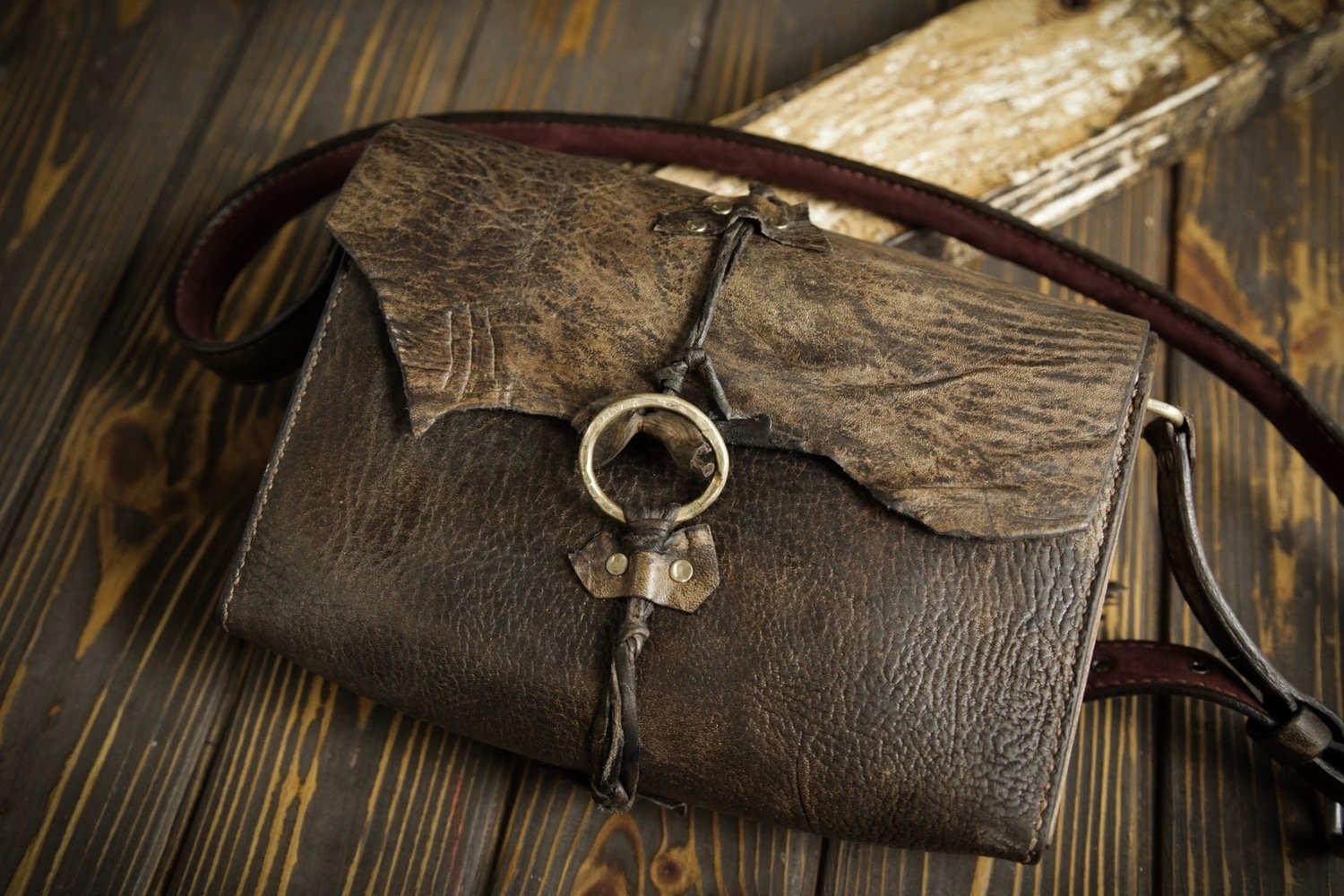 Женская сумочка из сыромятной кожи и массива дерева