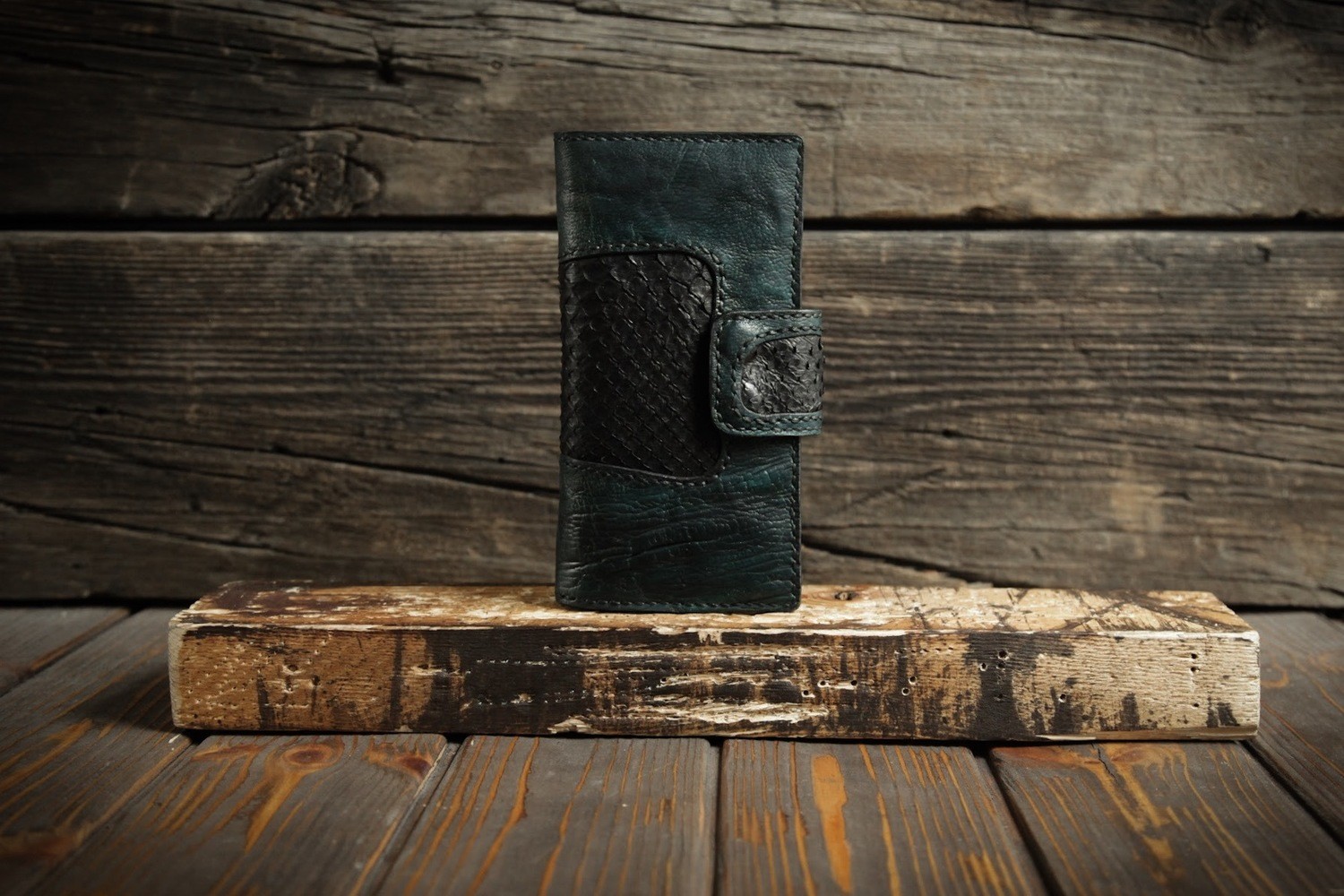Зеленый кошелёк из состаренной кожи с питоном