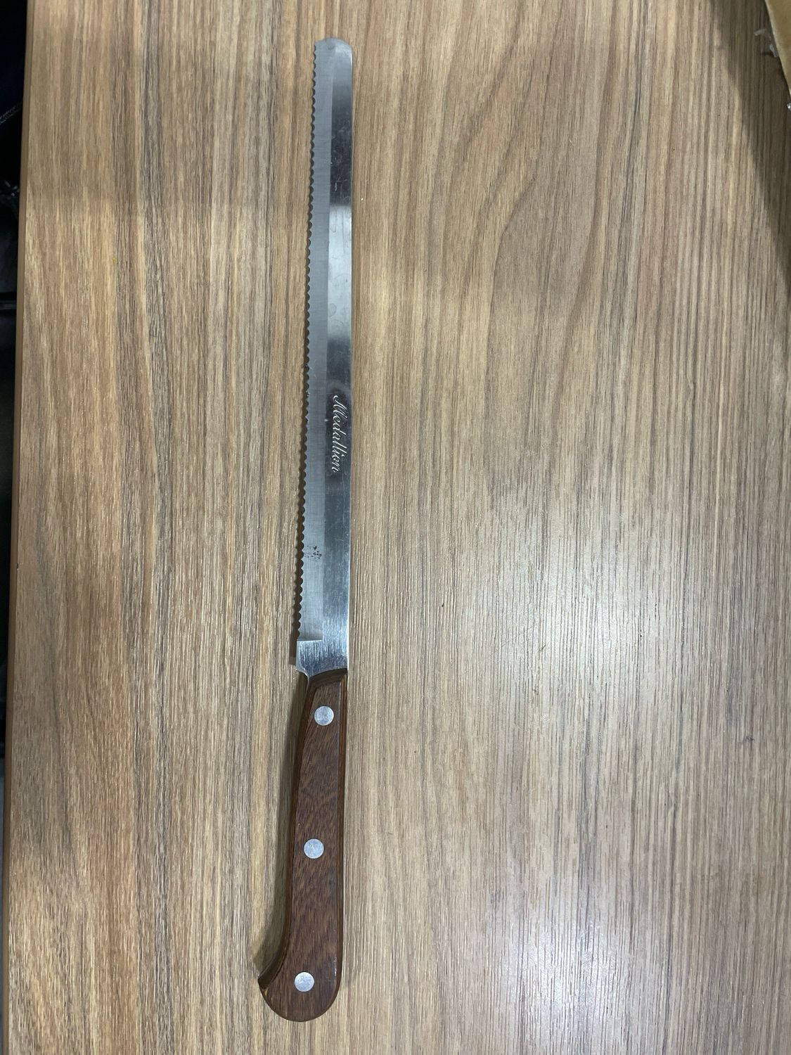 Medallion Bread Knife 9’