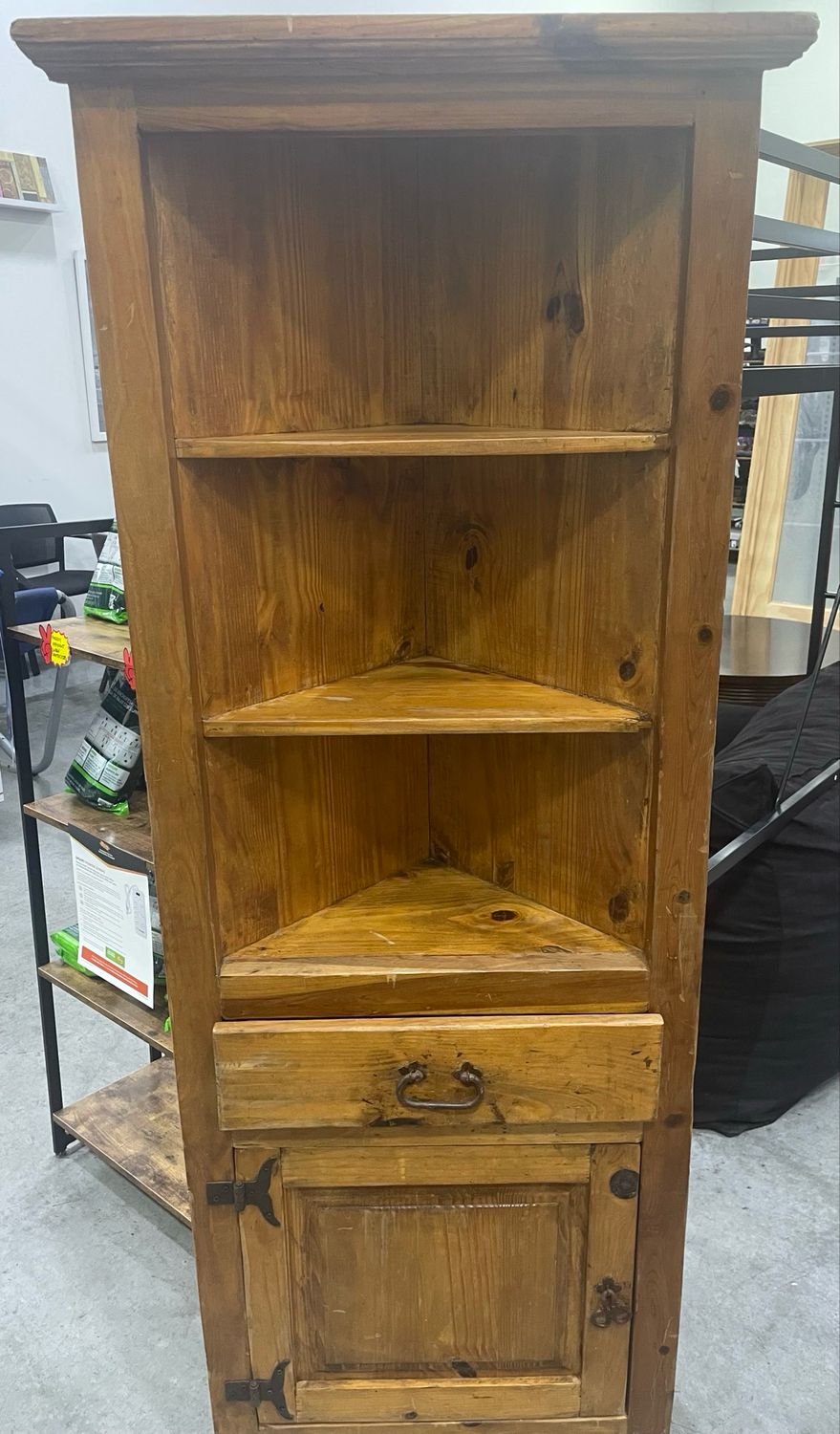 Corner Hutch