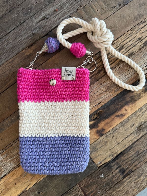 ? Fun & Functional Tricolor Crochet Cell Phone Crossbody