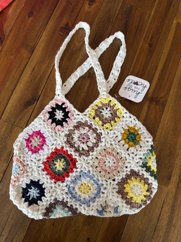 Retro Charm on the Go: The 14" Granny Square Tote