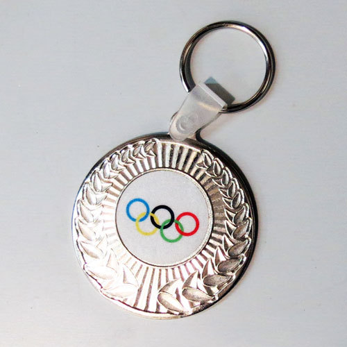 מחזיק מפתחות מדליה בצבע כסף עם סמל ענף/לוגו