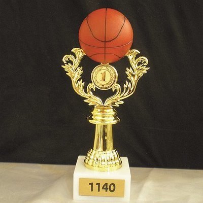 פסלון כדורסל צבעוני גובה 21 ס"מ כולל סמל והקדשה