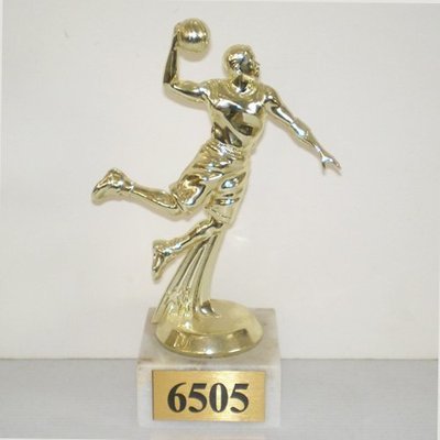 פסלון כדורסל גבר צבע זהב על בסיס שיש גובה  18 ס"מ כולל הקדשה