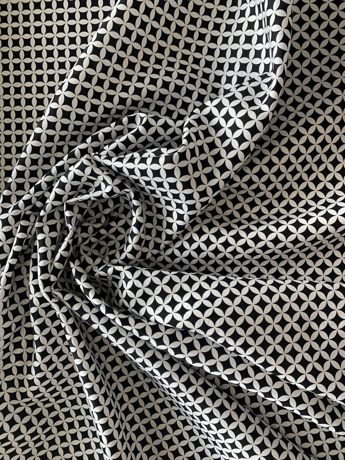 Nozomi Black per metre