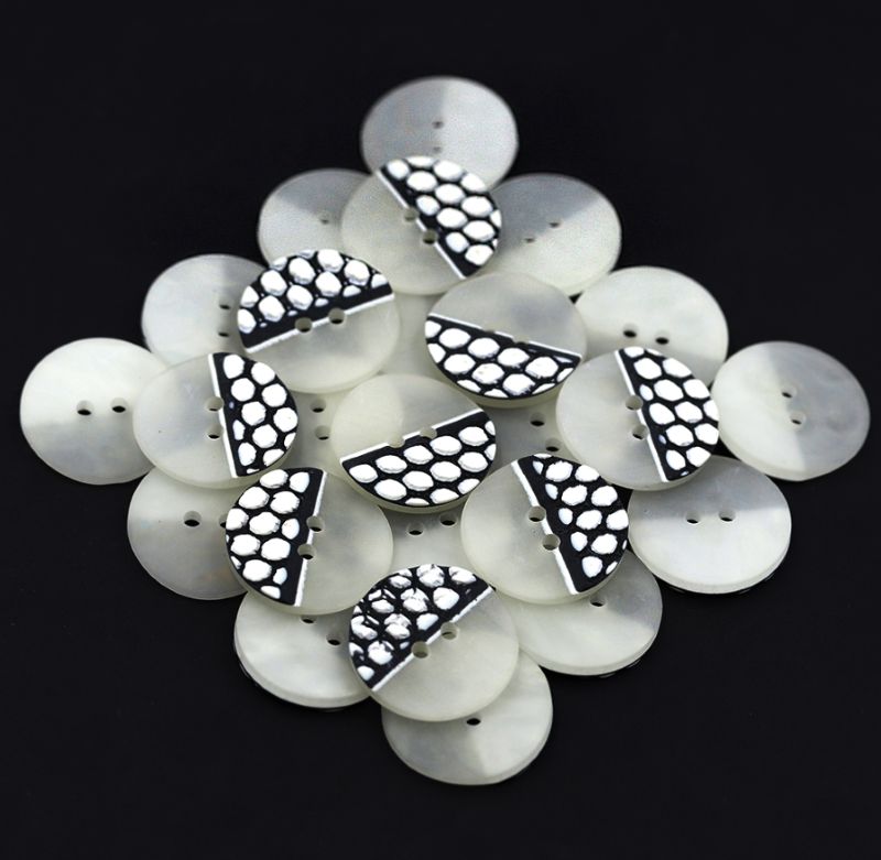 Button Half Black and White and Half Clear 22mm