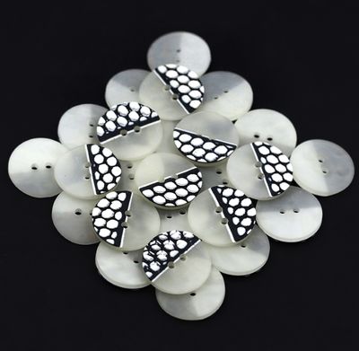 Button Half Black and White and Half Clear 22mm