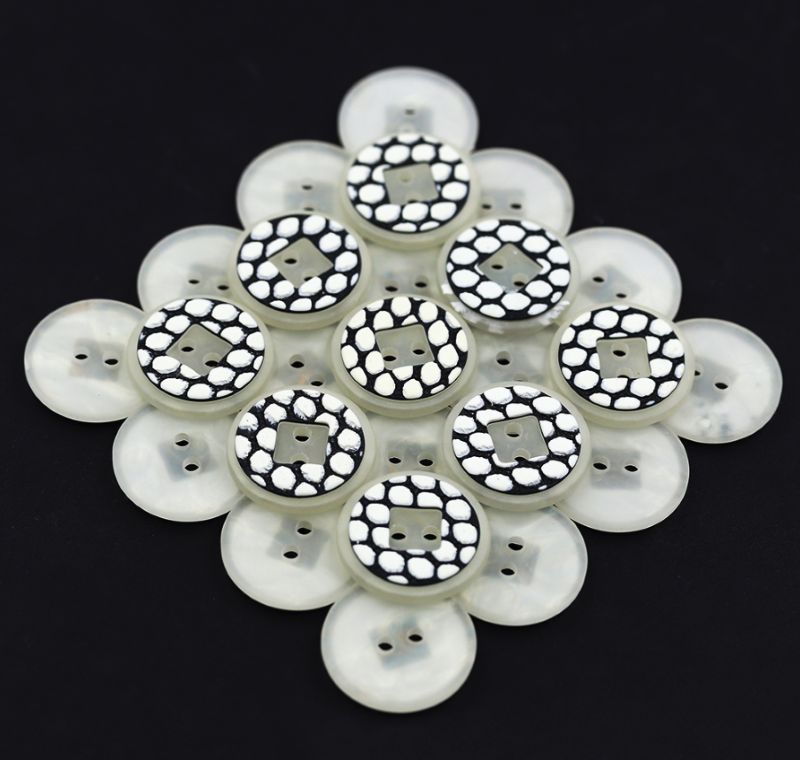 Button Black and White Dots 22mm