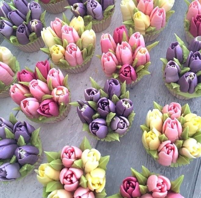SUMMER WORKSHOP! Saturday JUNE 21 or JUNE28  Mastering the art of Buttercream flower using Russian tips! This is a great beginner&#39;s Buttercream Workshop!  Great class Gift certificate for MOM!!
