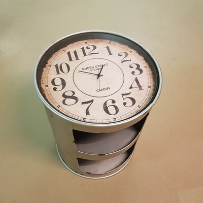 Fass mit Uhr im Retro-Style Fass mit Uhr im Retro-Style
