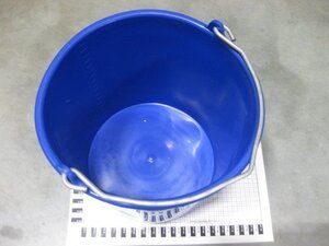 Seau plastique bleu.