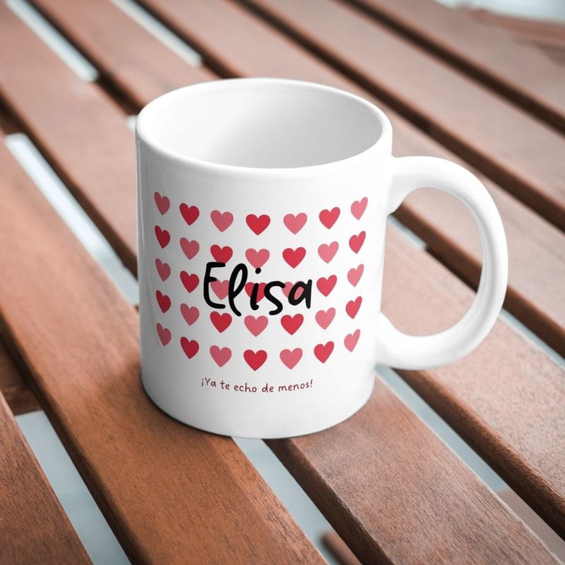 Taza Fondo corazones con nombre personalizable