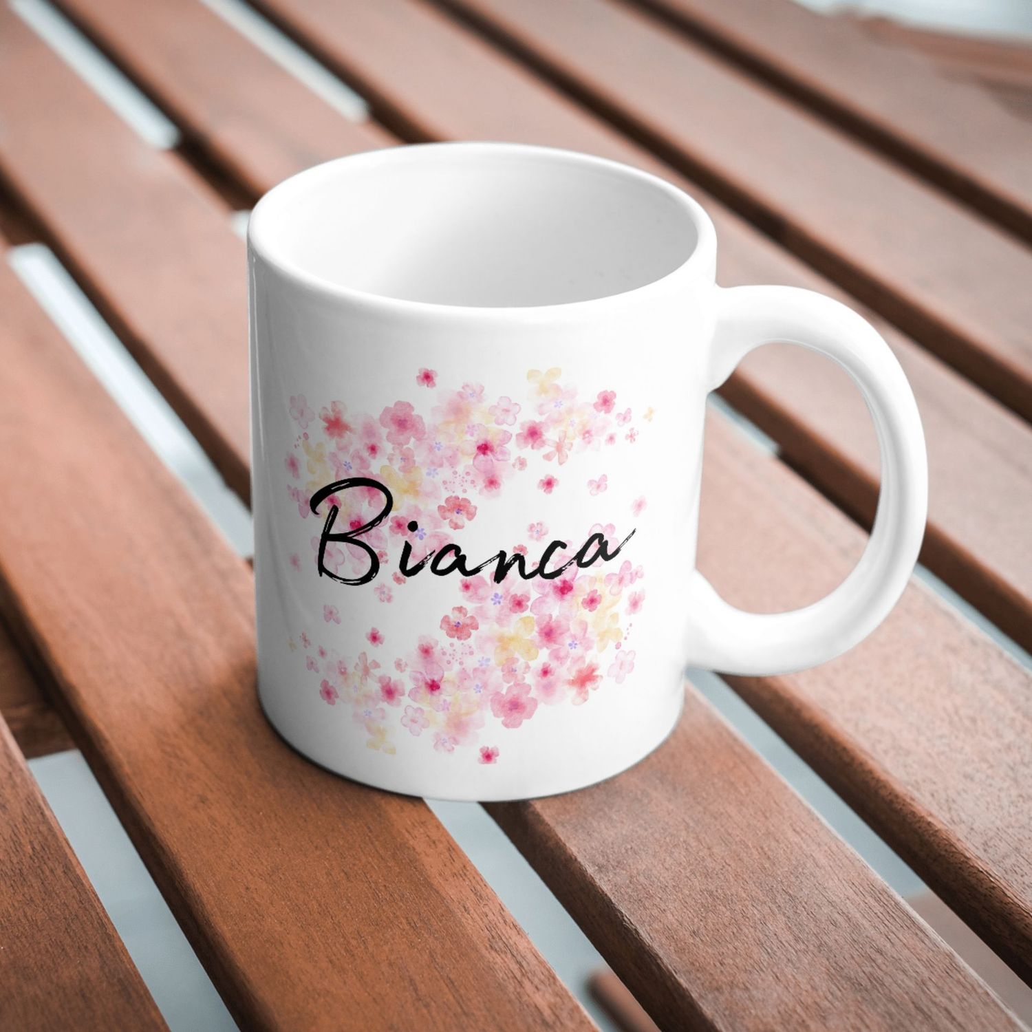 Taza con nombre personalizable y fondo floral