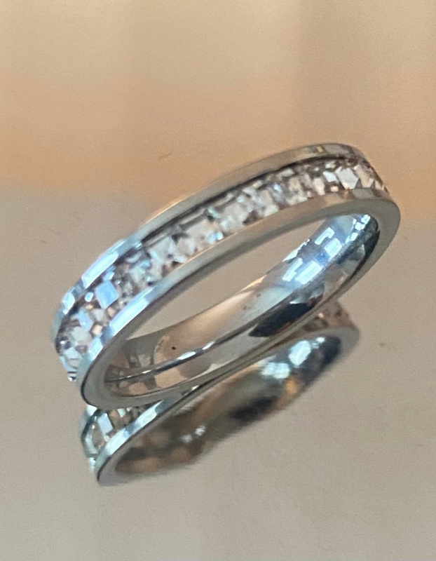 Anillo delicado brillos sencillo