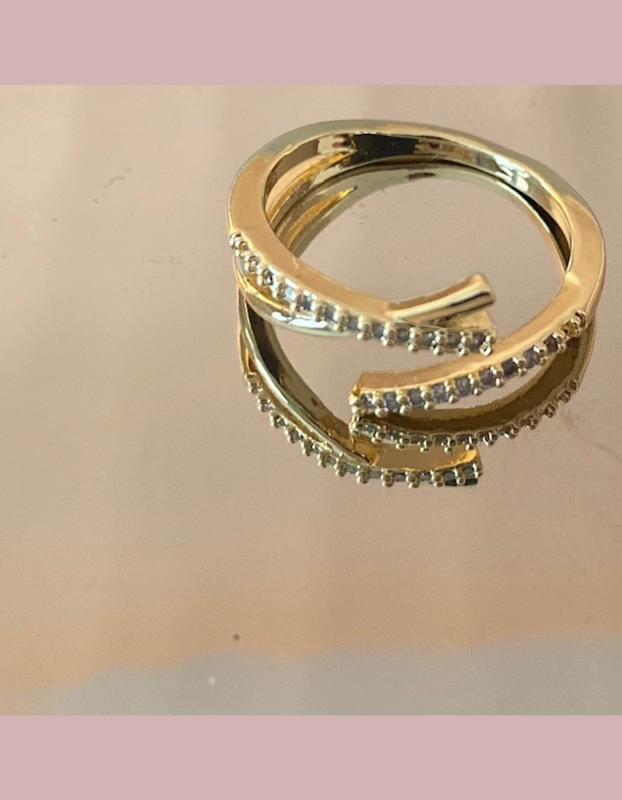 Anillo desigual con piedras oro