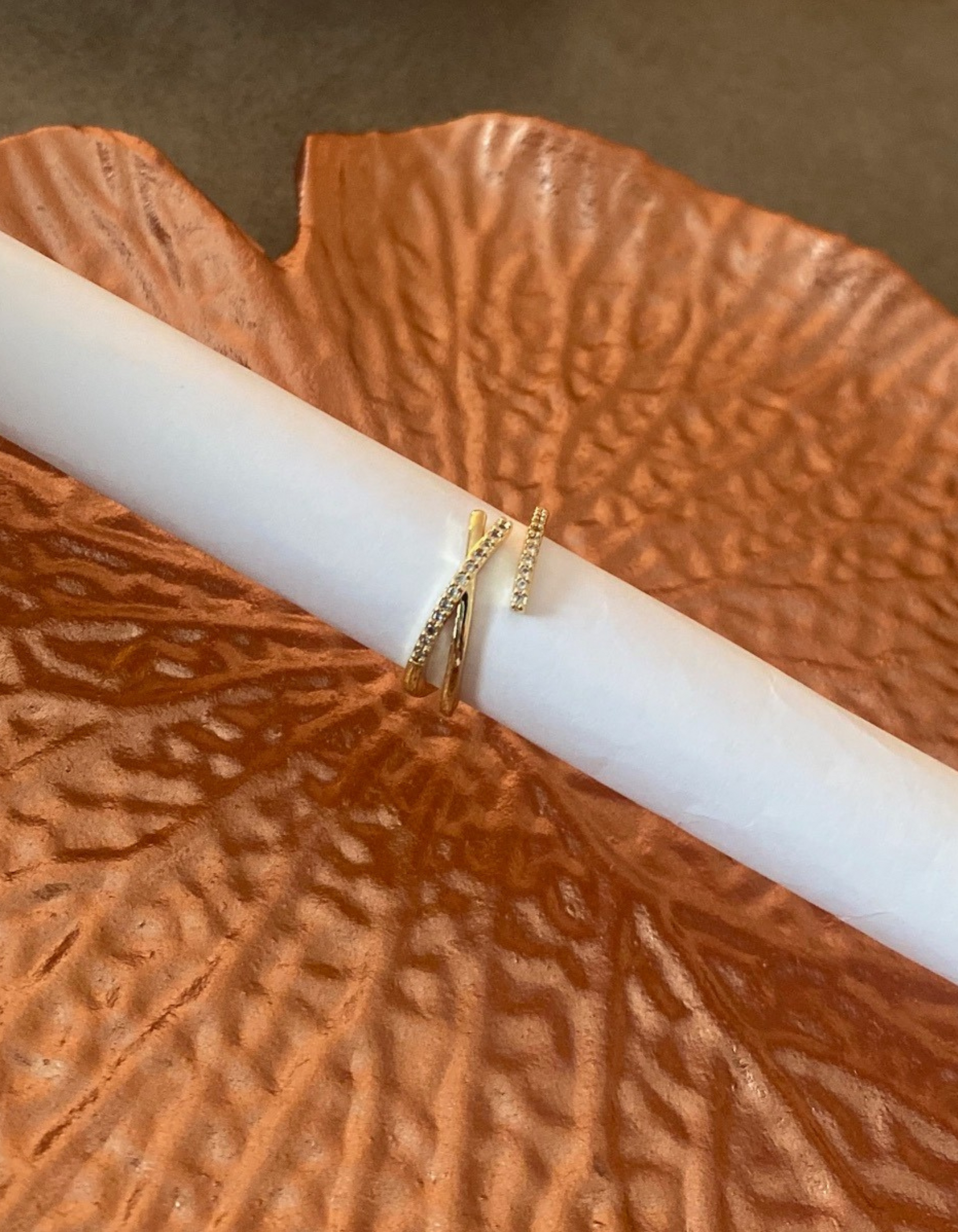 Anillo desigual con piedras oro