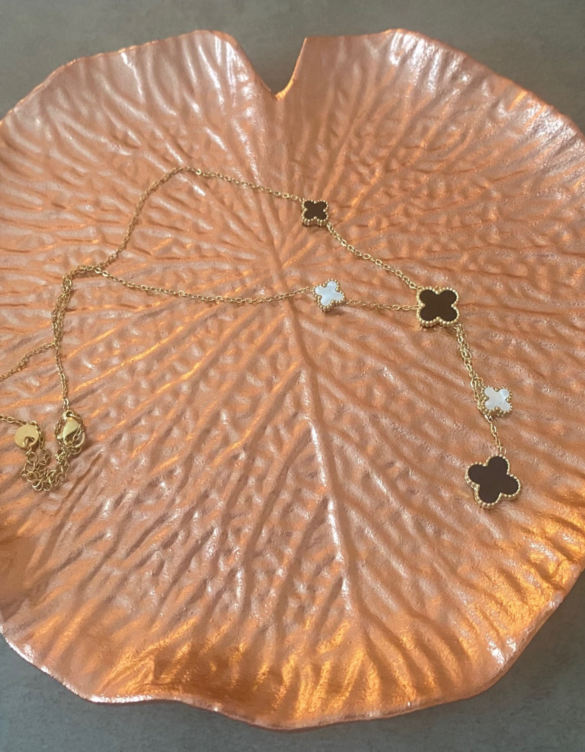 Collar flores blanco y negro oro