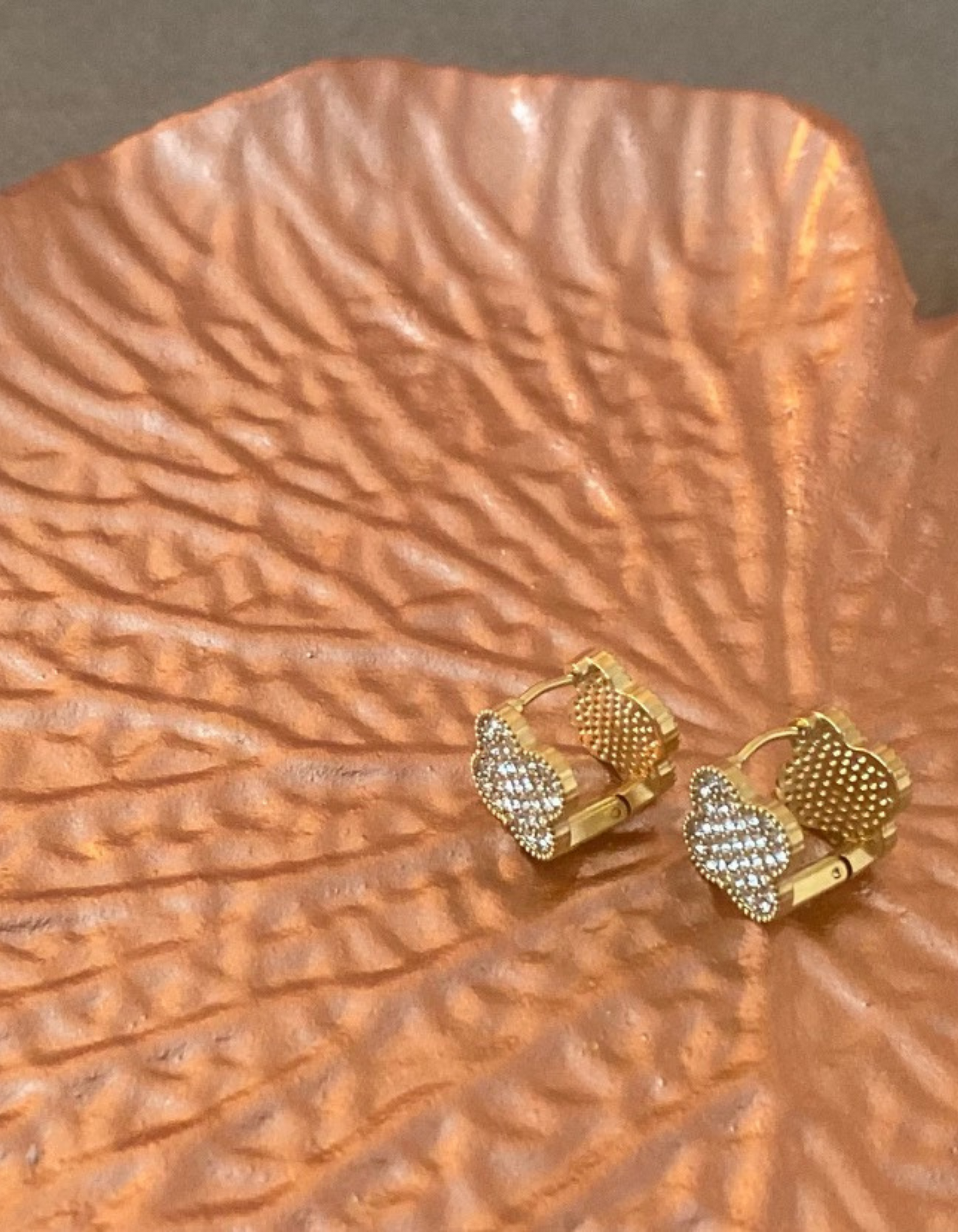 Pendientes flor reversible blanco brillos oro