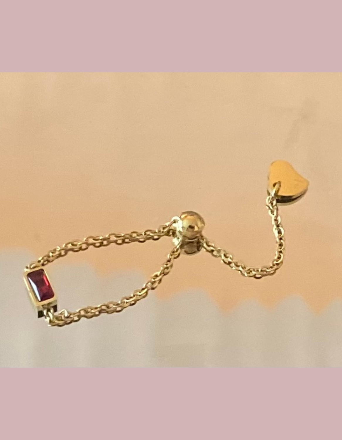 Anillo flexible cuerdas piedra roja oro