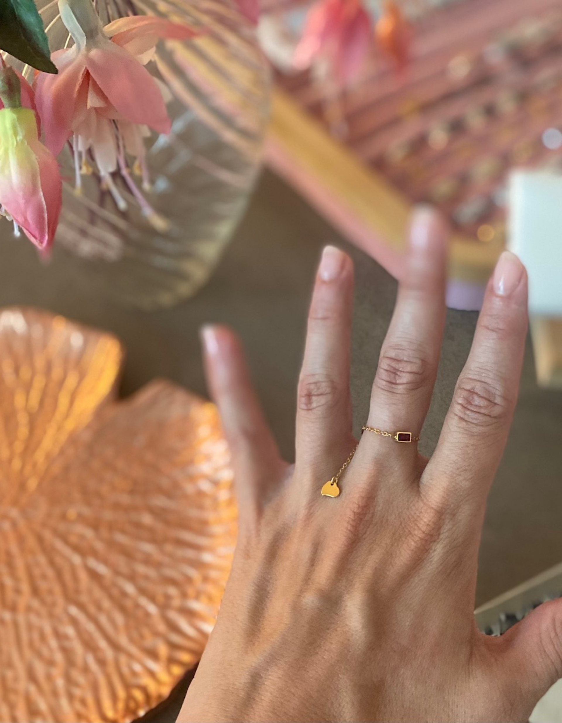 Anillo flexible cuerdas piedra roja oro