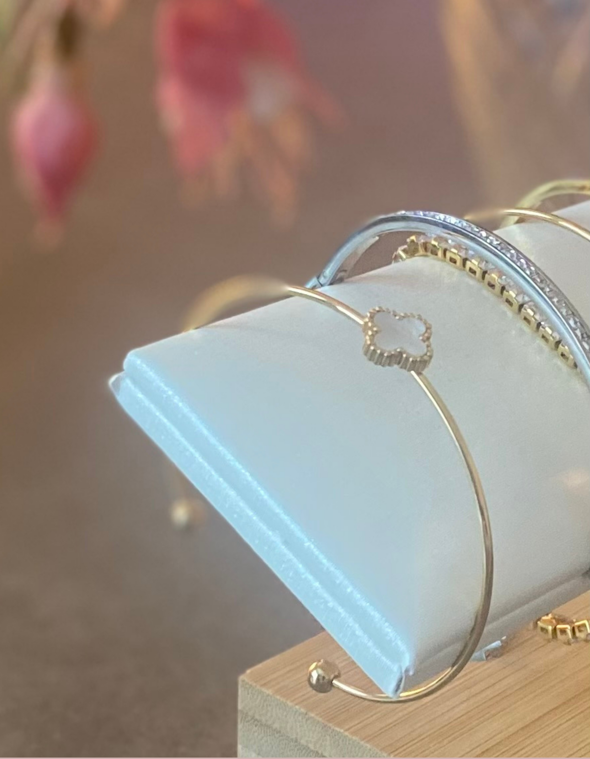 Pulsera flor blanco oro