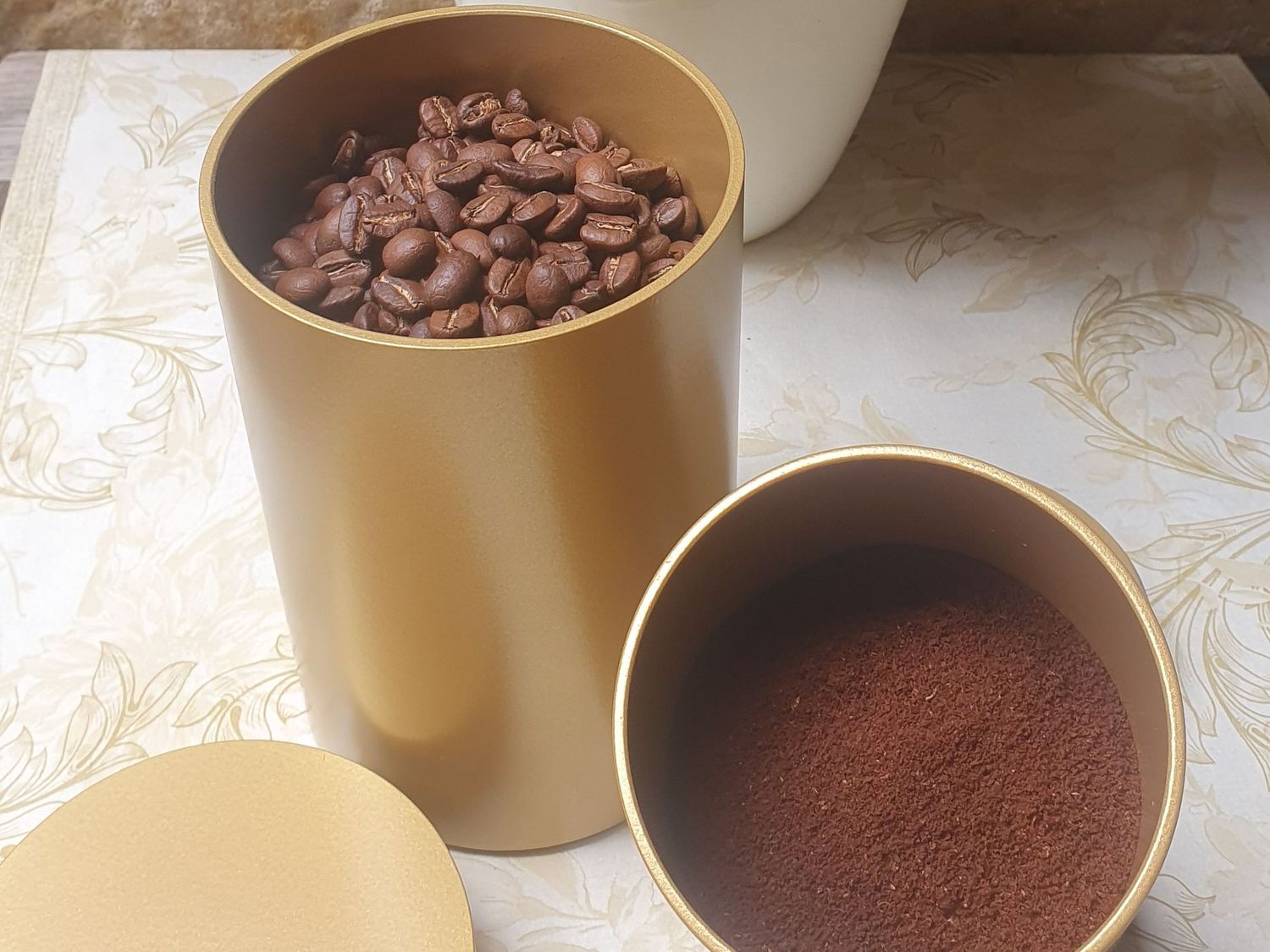 Metalldose rund gold groß Metalldose goldfrabener Metallbecher, Aromadeckel mit Silkondichtung geöffnet, Dose mit Kaffee gefüllt
