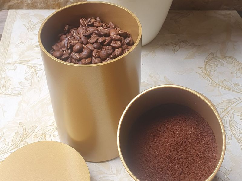 Metalldose rund gold groß Metalldose goldfrabener Metallbecher, Aromadeckel mit Silkondichtung geöffnet, Dose mit Kaffee gefüllt