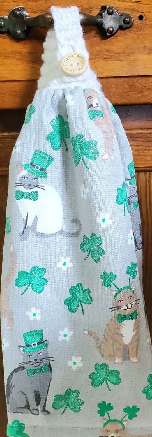St. Patrick&#39;s Day Towel Cats and Clover Sparkle